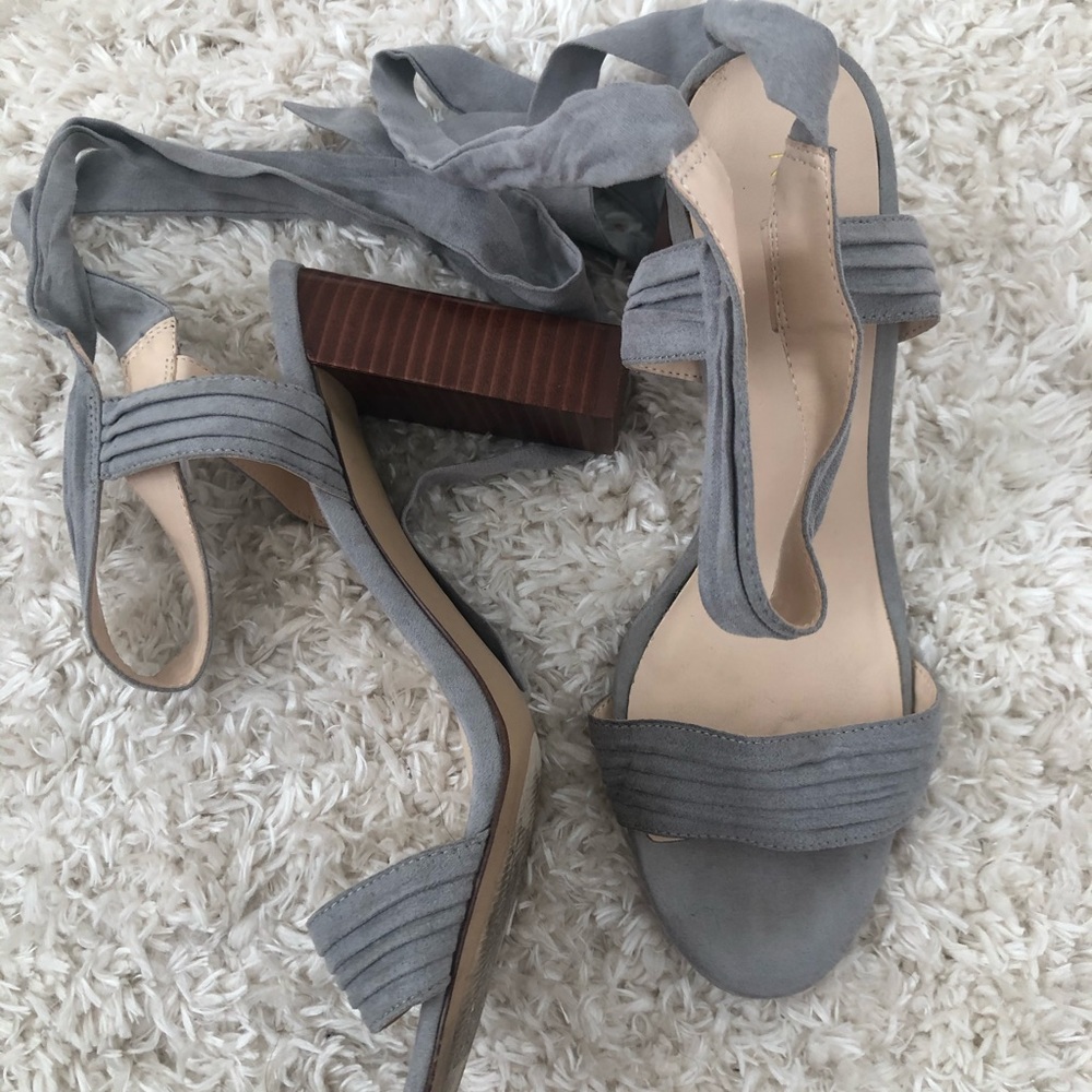 One toed lace wooden heel